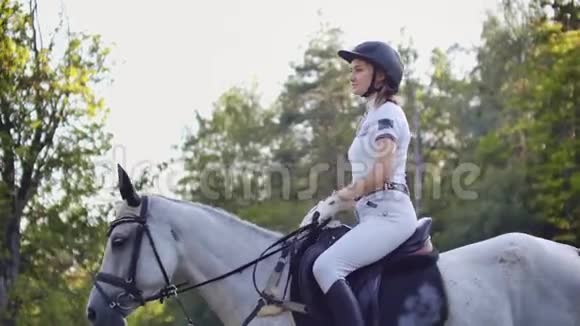 骑马女人骑马视频的预览图