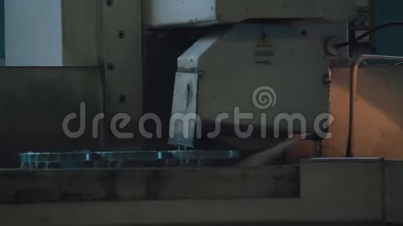 金属铣床在工厂磨削金属细节时机械和专业设备概念视频的预览图