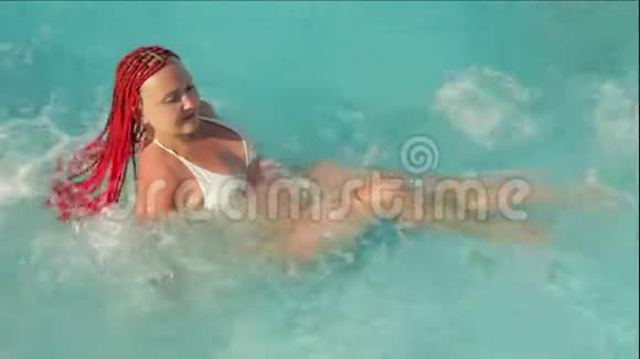 水池里的女人在水流下做一个流体循环视频的预览图
