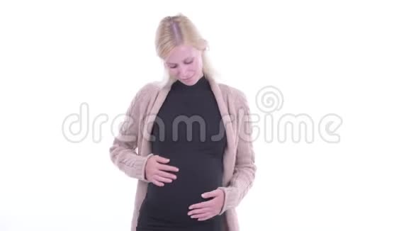 快乐的年轻金发孕妇竖起大拇指看上去很兴奋视频的预览图