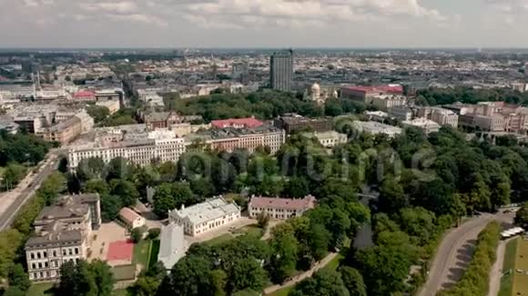 拉脱维亚里加2019年5月城市景观的空中俯视屋顶有房屋公园和古里加的教堂视频的预览图