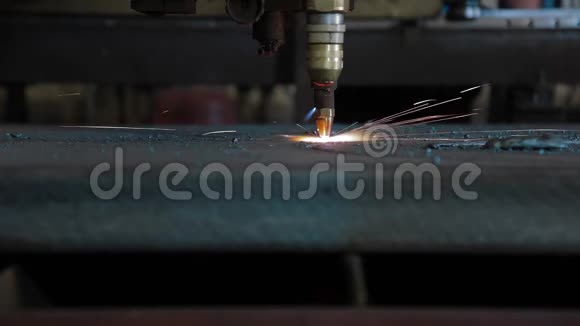 钣金切割在生产中重工业的现代工具高精度金属零件制造视频的预览图