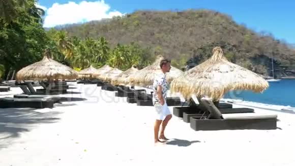 圣卢西亚AnseChastanet海滩圣卢西亚加勒比海滩上有豪华的沙滩椅视频的预览图