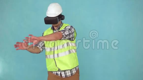 戴着头盔和制服的人使用VR头盔视频的预览图