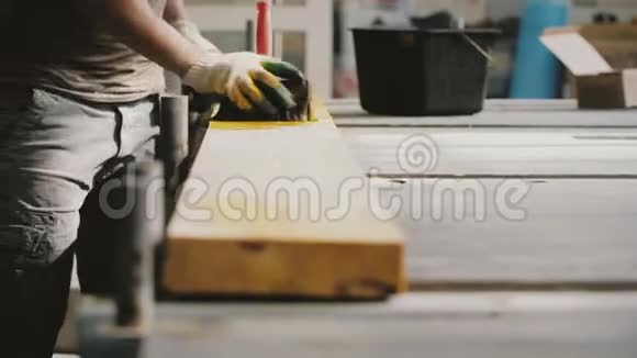 特写男在工厂用大刷子画木板男性木匠企业家从事清漆层视频的预览图