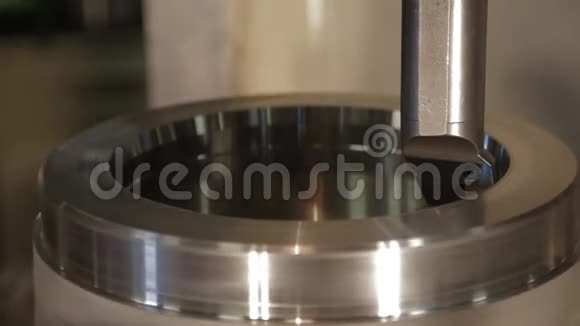 金属加工数控铣床在工厂生产金属细节切割金属现代加工技术行动视频的预览图