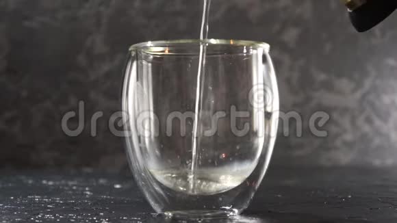 绿茶倒入玻璃杯中视频的预览图