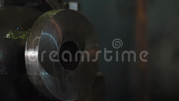 金属工件在金工铣床上旋转金工数控铣床现代切割金属视频的预览图