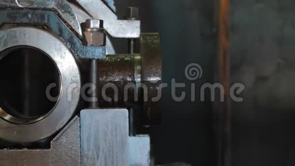 金属工件在金工铣床上旋转一个金属工件被加工成数控铣床切割视频的预览图