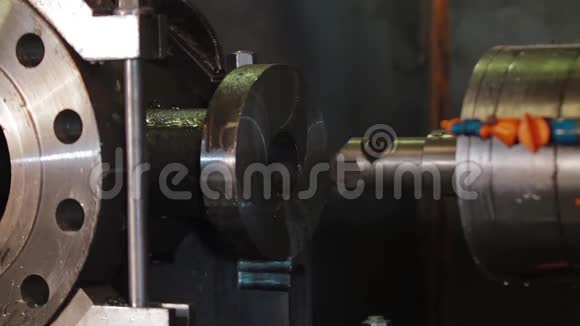 金属加工数控铣床在工厂生产金属细节切割金属现代加工技术冷却剂视频的预览图