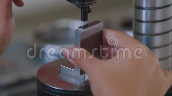 质量工程师通过特殊设备检查注塑模具的缺陷金属零件的制造A视频的预览图