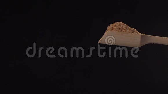 干调味料是从一个木勺从上到下在黑色背景上缓慢运动普罗旺斯香料视频的预览图