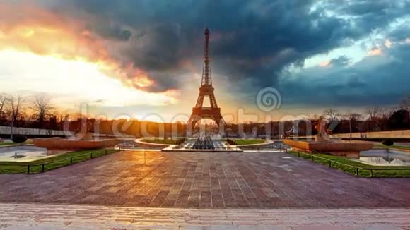 巴黎日出时埃菲尔铁塔时间流逝视频的预览图