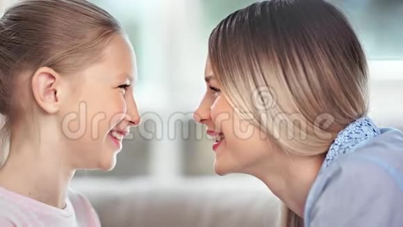 美丽的家庭年轻的母女张开嘴露出牙齿摸鼻子视频的预览图