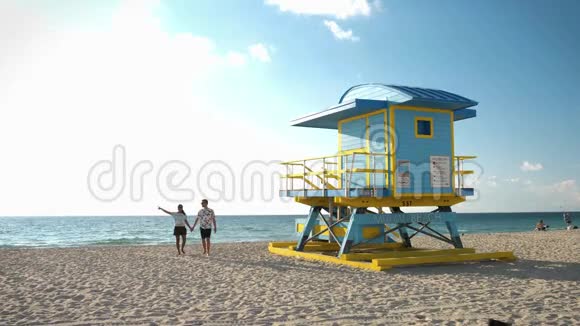 迈阿密海滩上的情侣佛罗里达迈阿密海滩上的救生员视频的预览图