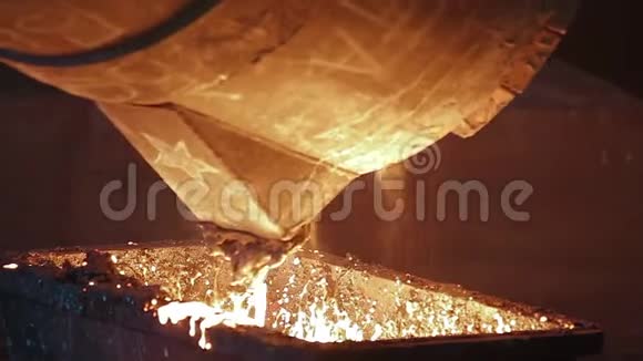 钢厂金属熔炼炉熔融金属浇注冶金钢铸铸造金属的熔炉视频的预览图