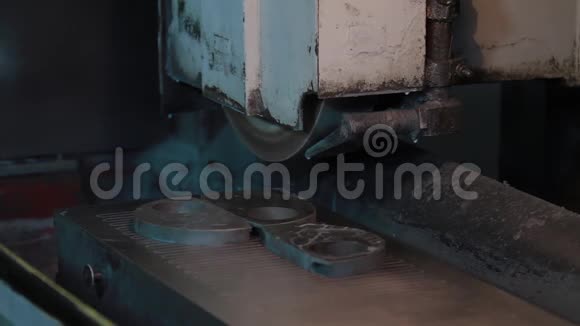 工厂工人在磨床中设置金属工件工业概念打磨金属带尖锐火花研磨视频的预览图