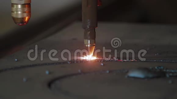 用CNC等离子切割金属等离子切割机从金属片上切割工件生产激光切割机视频的预览图