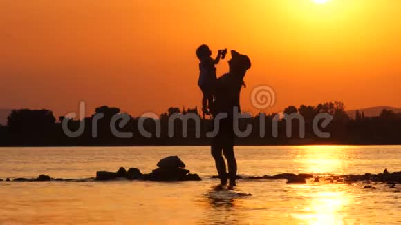海景背景下母亲带孩子的可爱场景产假概念和谐与幸福视频的预览图