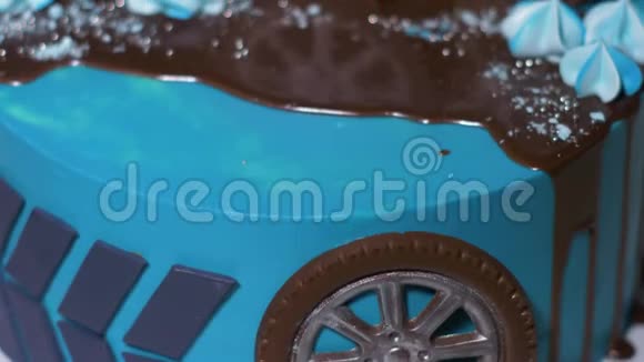 蓝色的孩子们带有汽车轮子的蛋糕视频的预览图