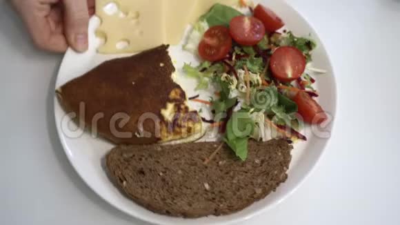 丰盛的早餐在盘子里小面包黑面包红番茄沙拉和奶酪视频的预览图