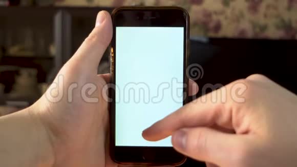 那个人用电话手使刷卡智能手机与白色屏幕模板视频的预览图