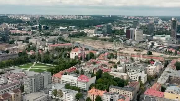 立陶宛维尔纽斯2019年7月圣詹姆斯和菲利普教堂和维尔纽斯城市景观的空中全景图视频的预览图