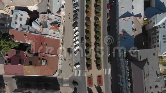 空中屋顶和街道老城市利沃夫乌克兰旧城的中心部分视频的预览图