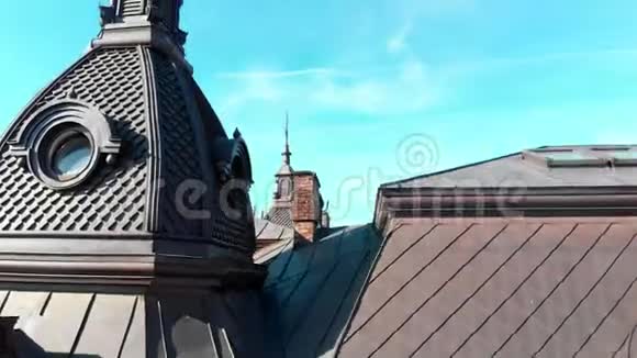 空中屋顶和街道老城市利沃夫乌克兰旧城的中心部分视频的预览图