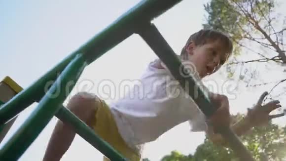 男孩在户外积极休息可爱的孩子在运动场上锻炼视频的预览图