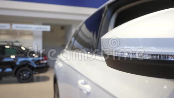 新的白色汽车在汽车经销商车的元素日光灯视频的预览图