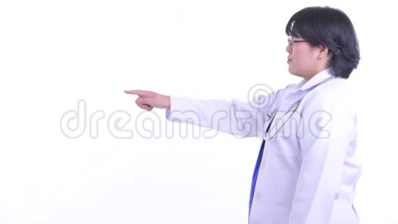幸福超重亚洲女医生手指侧视图视频的预览图