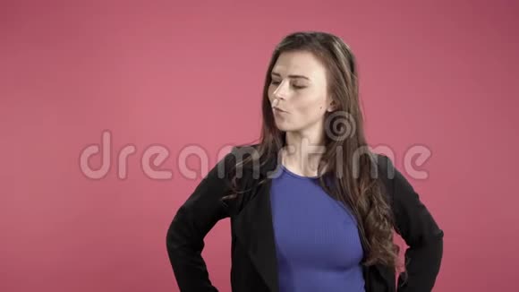 粉红色背景的性感年轻女人视频的预览图
