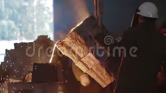 冶金厂熔窑熔化的熔融金属转炉厂冶炼金属铸造厂火焰视频的预览图