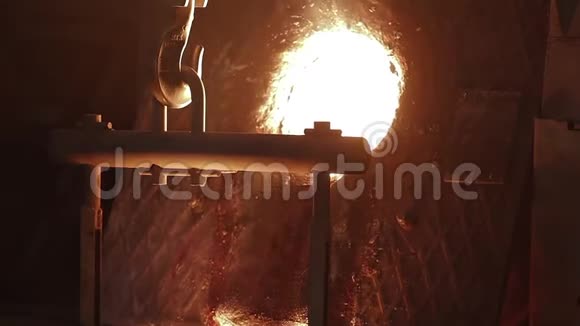 通过铸造制造金属制品的空间铸造店的认证模型熔融金属从视频的预览图