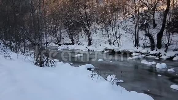冬季河流缓行鸟瞰图视频的预览图