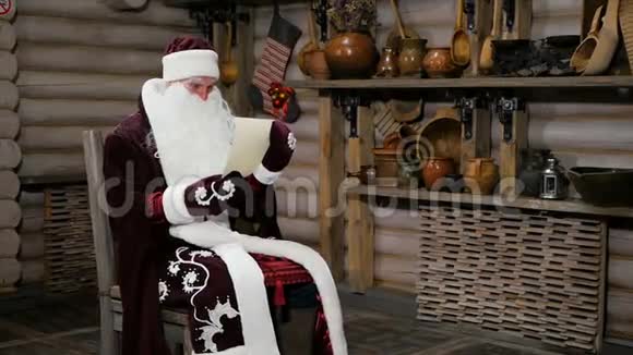 俄罗斯圣诞老人坐在椅子上读新年的信视频的预览图
