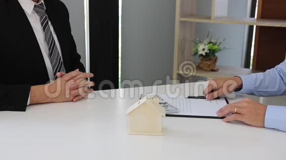 房屋销售代理和购房者在签约新房和握手方面的工作视频的预览图