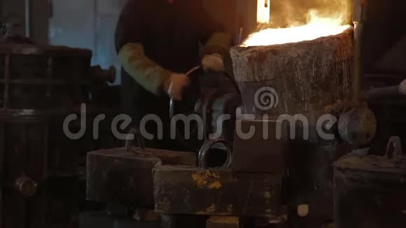 在铸造厂辛勤工作钢厂金属熔炼炉金属熔铸冶金钢铸铸造视频的预览图