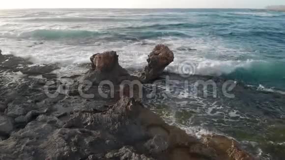 在岩石上破碎的波涛汹涌的大海视频的预览图
