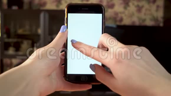 那个女人用电话手动滑动智能手机与白色屏幕模板视频的预览图