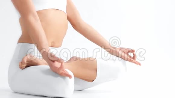 白人女子练瑜伽不可辨认的身体特写视频的预览图