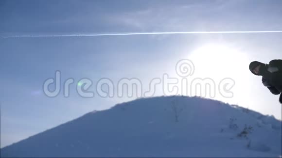 阿拉斯加旅行者前往一座雪山的山顶团队合作的人商业团队合作走向胜利的道路视频的预览图
