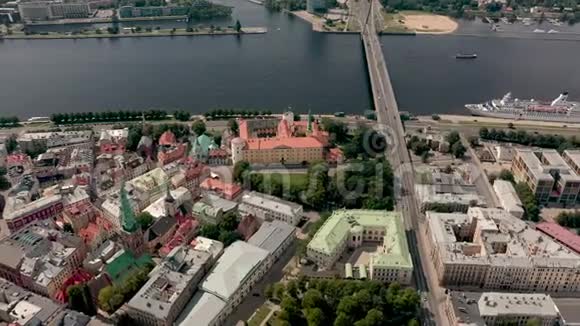 拉脱维亚里加2019年5月鸟瞰总统官邸里加城堡和桥附近的旧大教堂视频的预览图
