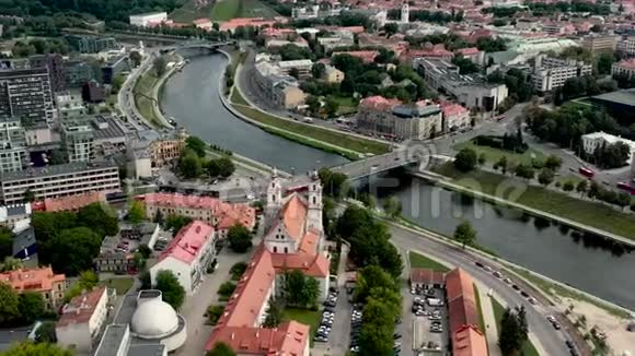 立陶宛维尔纽斯2019年7月空中无人机观看大天使拉斐尔教堂和尼利斯河上的桥梁视频的预览图