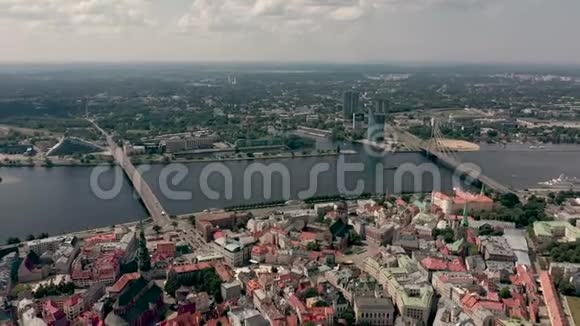 拉脱维亚里加2019年5月空中俯瞰里加凡苏和多加瓦河上的石桥的老市中心视频的预览图