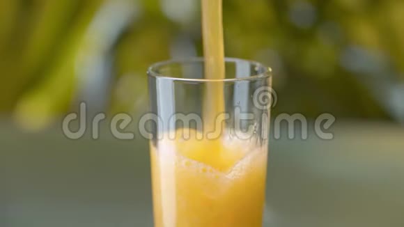 一杯烈性橙汁饮料视频的预览图