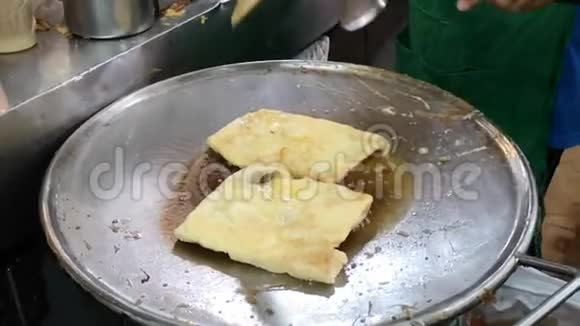 泰国烙饼罗蒂用面粉制成的平底锅烧视频的预览图