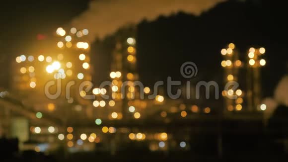 炼油厂在夜间发光背景模糊视频的预览图