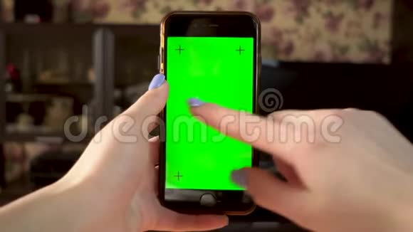 那个女人用电话手使滑动留下智能手机与绿色屏幕铬钥匙视频的预览图